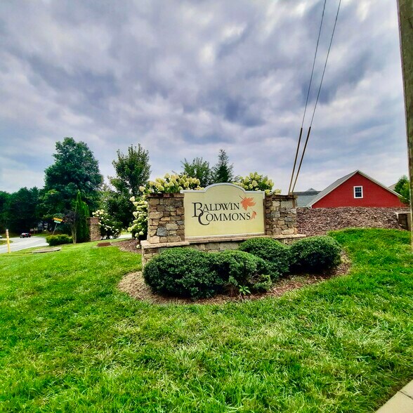 Neighborhood close to shopping & airport - 1025 Baldwin Commons Dr