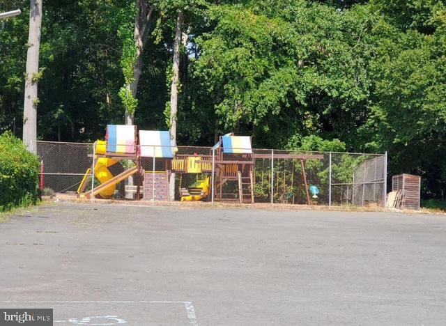 Building Photo - 8140 Drayton Ln