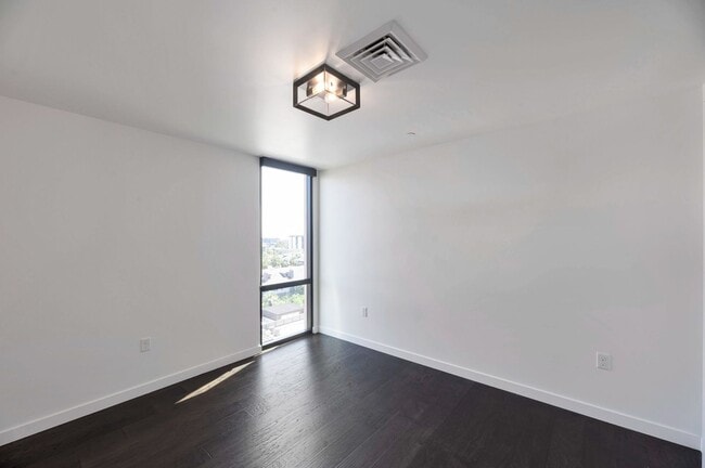 Building Photo - Luxury Condo in the Heart of Downtown Phoe...