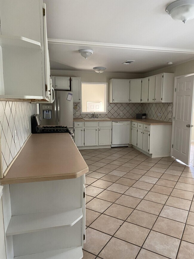 Building Photo - 5101 Lawson Ave