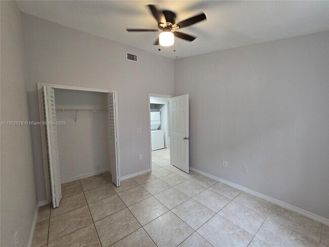 Building Photo - 15 NE 13th Ave