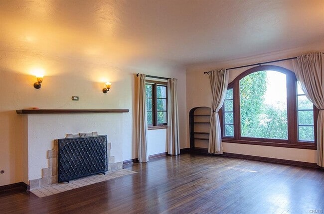 Building Photo - 1720 Paloma St