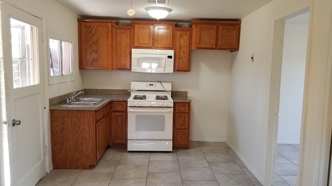 Building Photo - COZY AND AFFORDABLE UNIT ACROSS FROM CELEBRITY THEATER