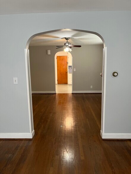 Building Photo - 47 Quaker Ln S