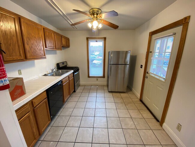 Building Photo - Highland 1557-1559 1557HSLLC