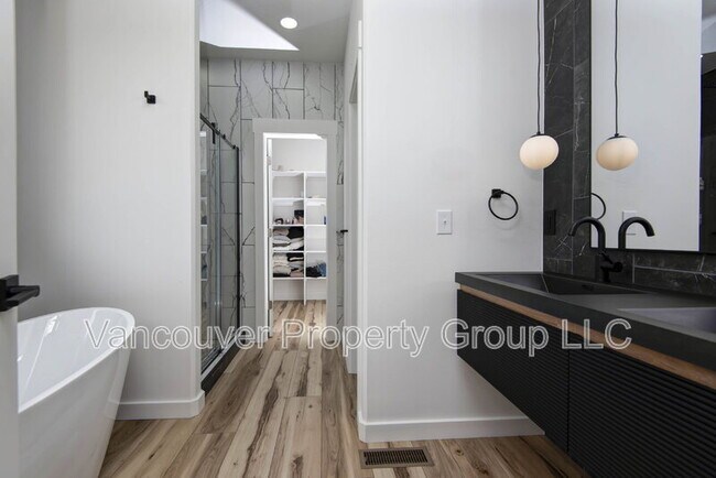 Building Photo - 5075 E Ferdinand Ct