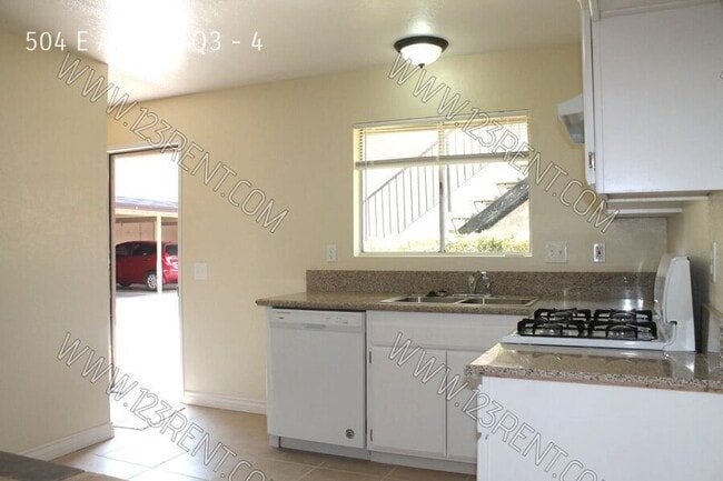 Building Photo - 504 E Ave Q3