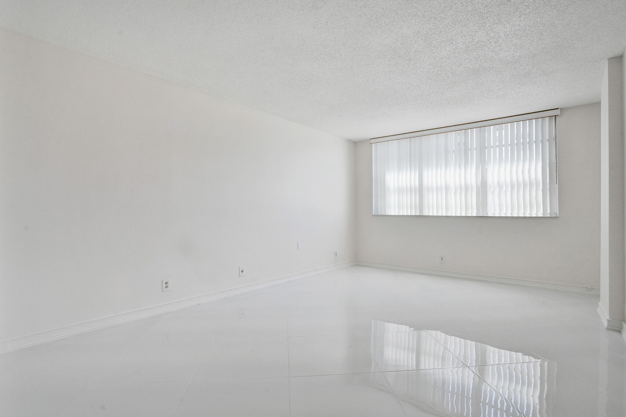 Building Photo - 3113 S Ocean Dr