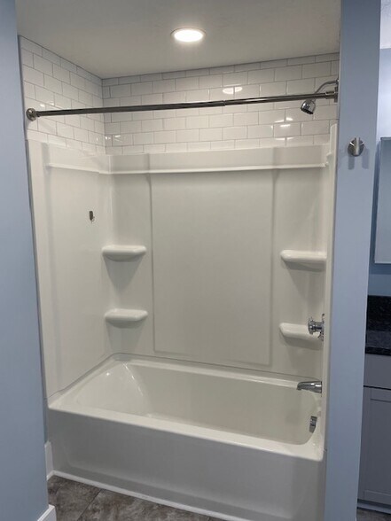 Bathtub/Shower - 70 Seymour St