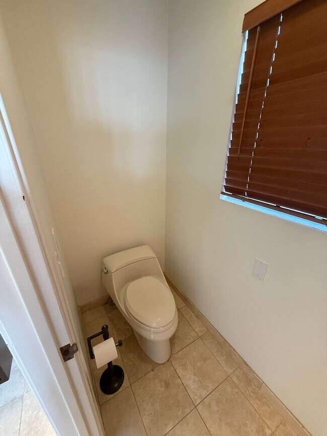 Building Photo - Upgraded 2 Bedroom Condo in Ideal Santa Mo...