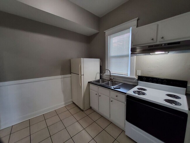 Building Photo - 925 S Cox St