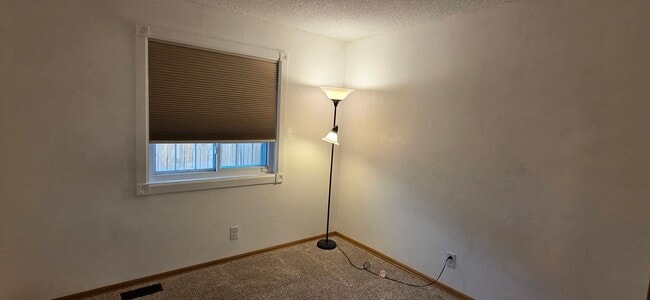 Building Photo - Stunning 4-bedroom, 2.5-bathroom home near...