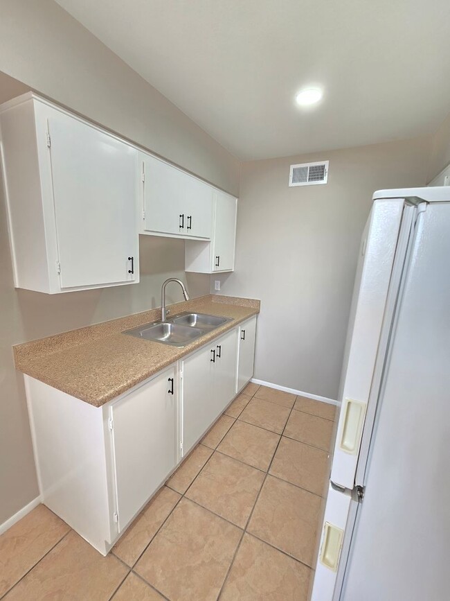 Building Photo - Great Location! Remodeled 1 bed 1 bath