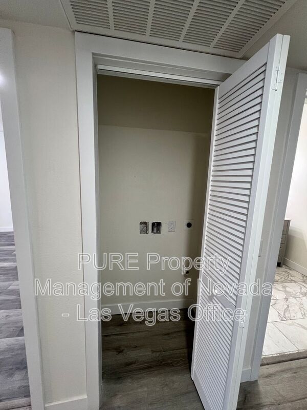 Building Photo - 1405 E Vegas Valley Dr