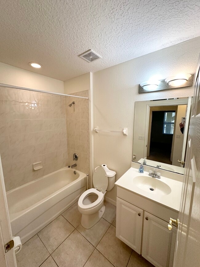 Building Photo - 900 Canopy Walk Ln