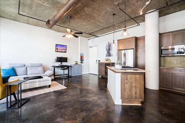 Building Photo - 311 W 5th St