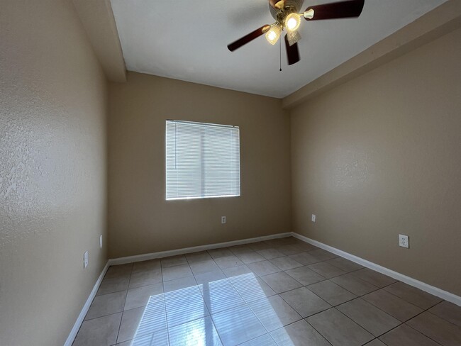 Building Photo - 1133 Golden Lakes Blvd