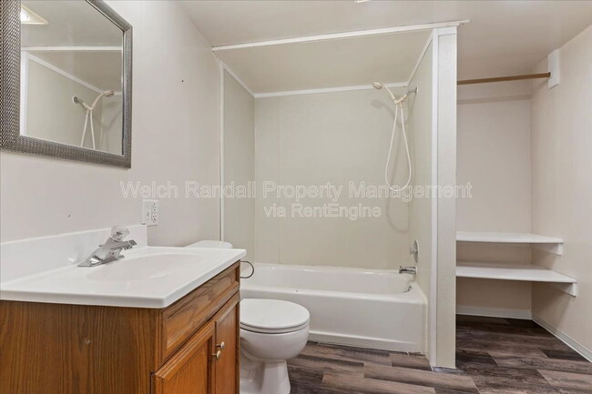 Building Photo - 153 Country Club Dr