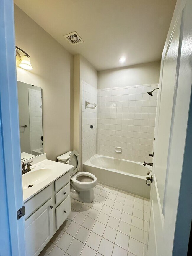 Building Photo - 510 Holywell Dr