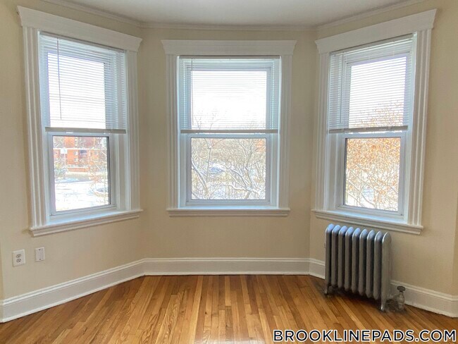 Building Photo - 352 Riverway