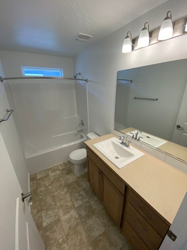 Building Photo - Stunning 3 Bed 2 Bath Rancher in Spokane V...