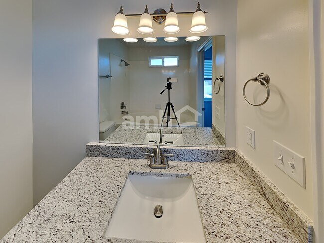 Building Photo - 949 580 E