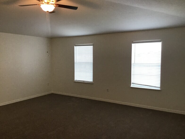 Building Photo - 5449 NW Wisk Fern Cir