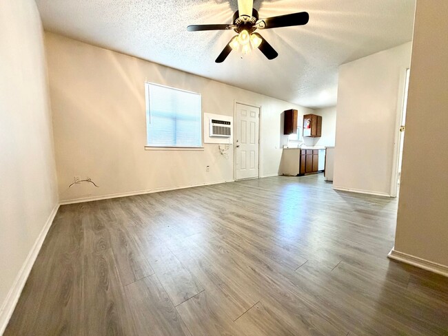 Building Photo - ***102 NW K Unit B***