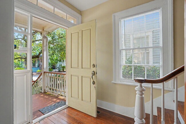 Building Photo - 2 Bedroom Charmer with Sundeck, Wood Floors, and High Ceilings