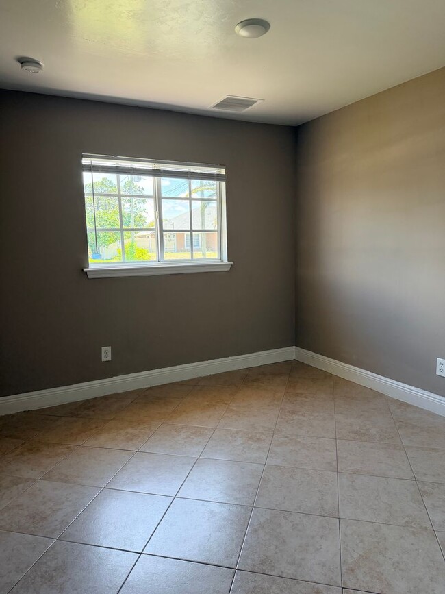 Building Photo - 3 Bedroom 2 Bath Duplex