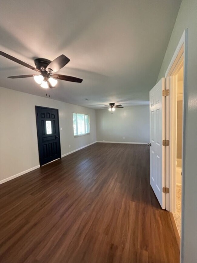 Building Photo - Maryville 37801 - 3 bedroom, 1.5 bath one level hime - Contact Debra Johnson (865) 591-8281