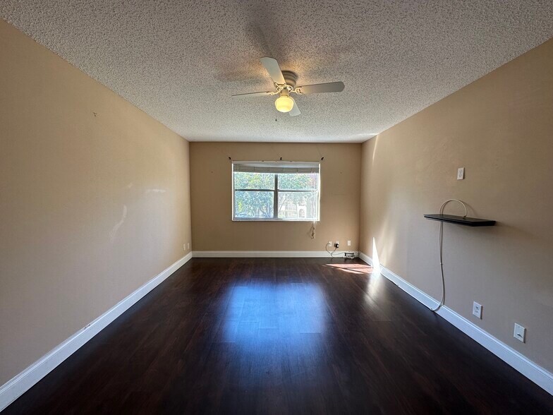 Building Photo - 4158 Inverrary Dr