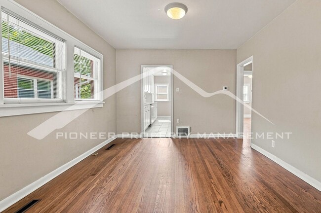 Building Photo - Spacious Home with Central AC and Washer/Dryer