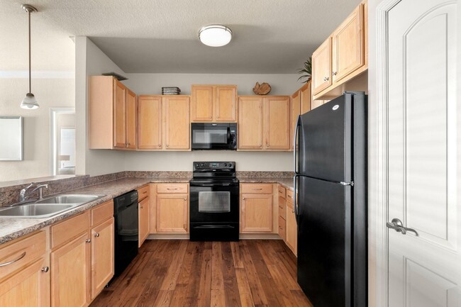 525 Avalon Park - Kitchen - 525 Avalon Park