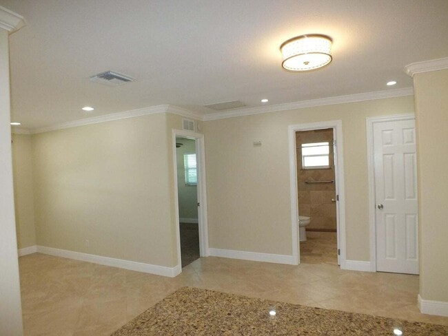 Building Photo - 121 SW 8th Ct