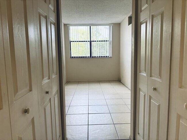 Building Photo - 2401 Riverside Dr