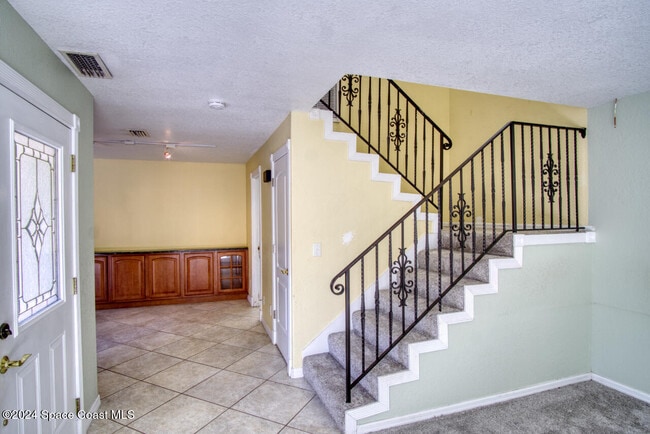 Building Photo - 2014 Vista Oaks Cir NE
