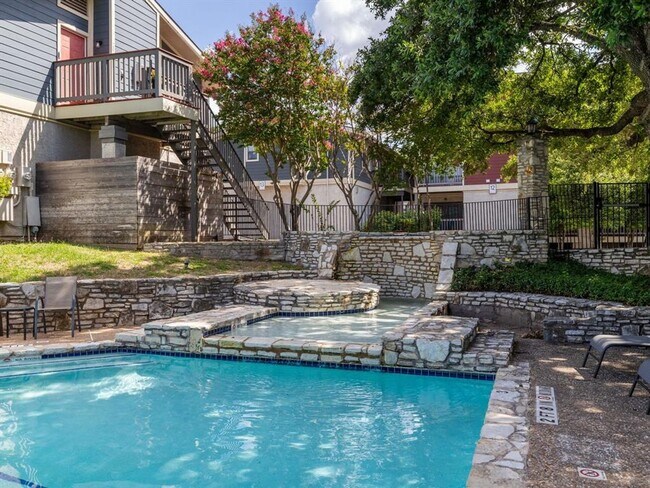 Building Photo - Charming 2 bd 2 bath Condo in Travis Oaks ...