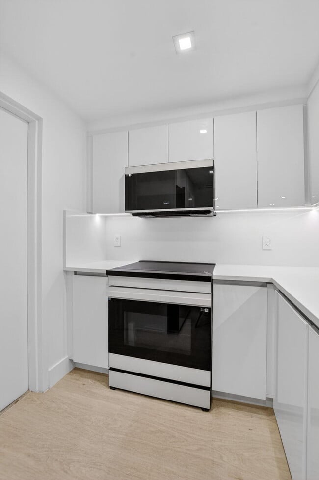 Building Photo - 7835 Lakeside Blvd