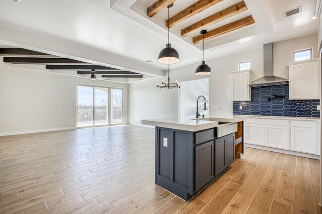 Building Photo - Beautiful East side House 4 bed-2.5 baths, part of The Overlook Casa Club that includes Swimming ...