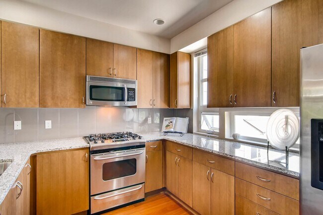 Building Photo - 2 Bedroom Loft Style Townhome Near Microsoft!