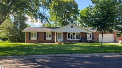 Building Photo - 213 Fairlane Dr