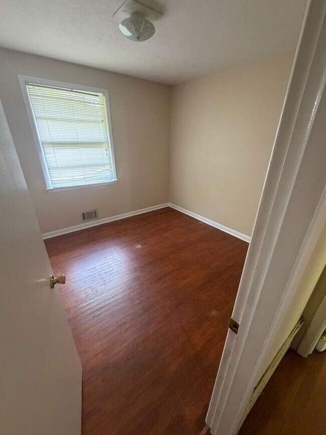 Building Photo - 3012 Pinewood Dr