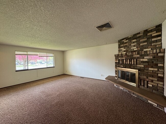 Building Photo - 612 S 44th Ave