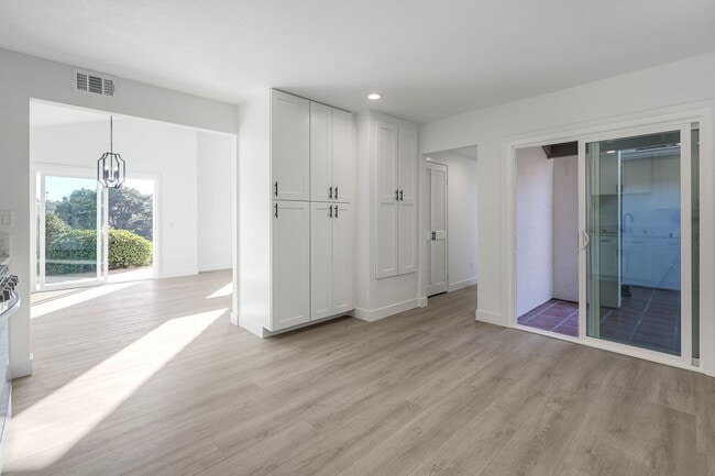 Building Photo - Beautifully remodeled single-story home in the heart of Solana Beach!