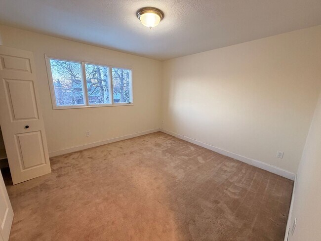 Building Photo - Large (5) bedroom home in a well established Anchorage neighborhood!