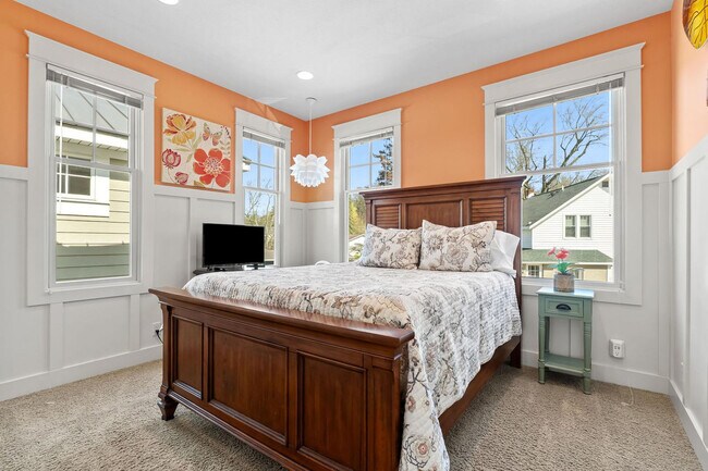 Building Photo - 807 Lake St