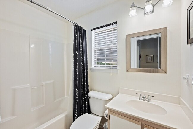 Building Photo - 342 Pinehurst Ln