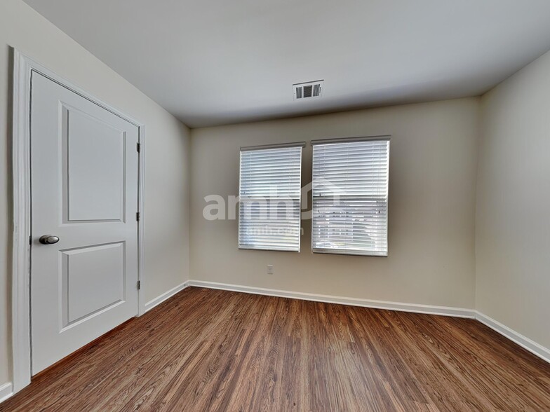 Building Photo - 304 Crabapple Cir