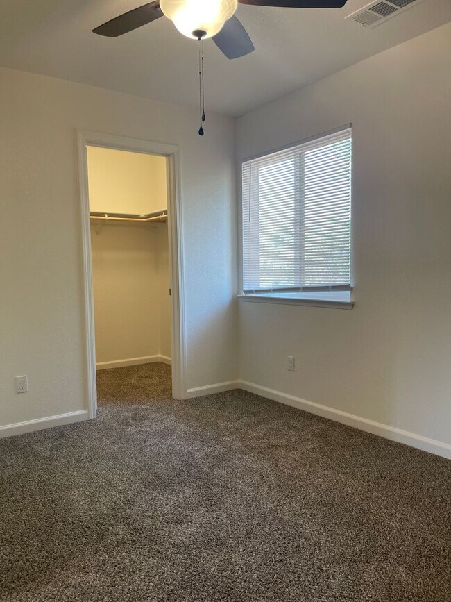 Building Photo - Townhouse in a gated community near Creeks...